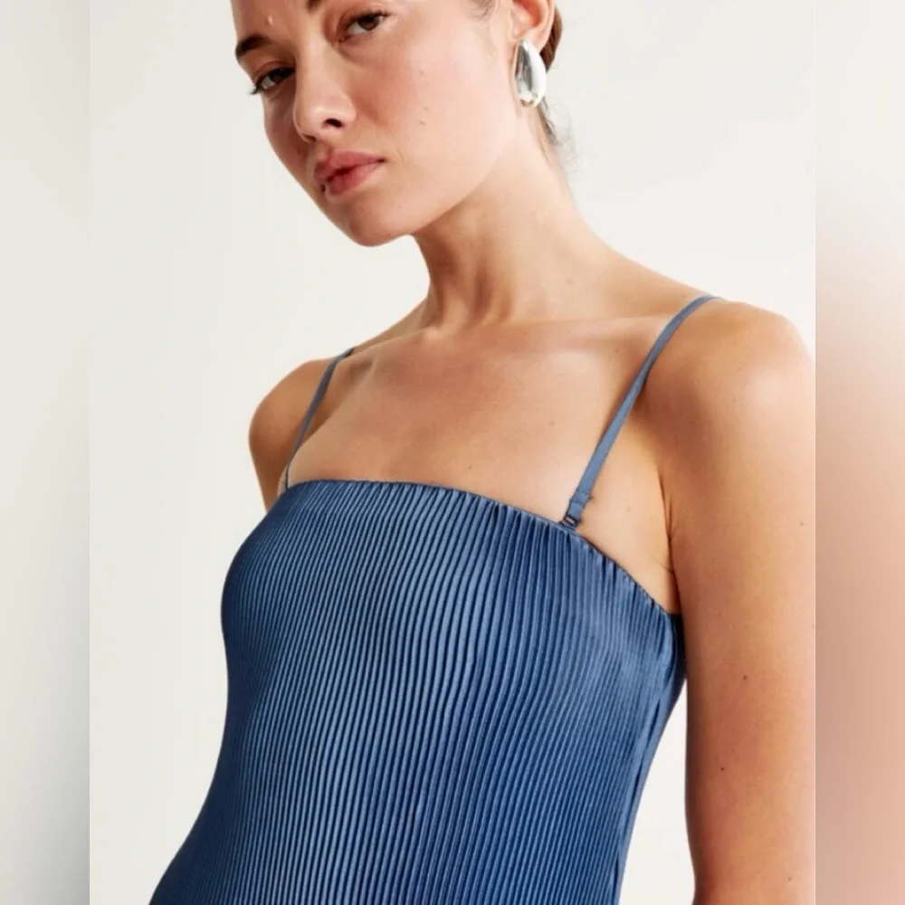 AMBERCROMBI AND FITCH GISELLA PLEATED RELEASE MIDI DRESS    NWT